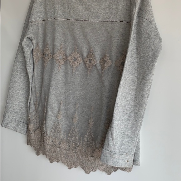 Lace overlay sweatshirt - Picture 2 of 4